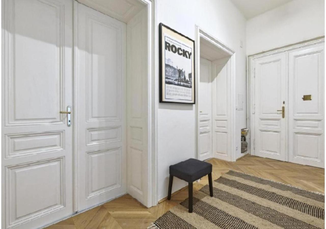 Appartamento Luxurious, 2 Min To Casino And Roemertherme Baden bei Wien Esterno foto