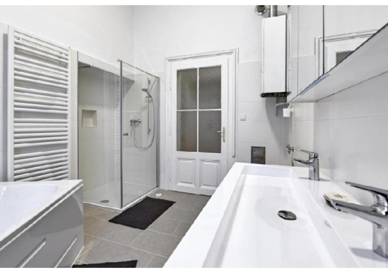 Appartamento Luxurious, 2 Min To Casino And Roemertherme Baden bei Wien Esterno foto