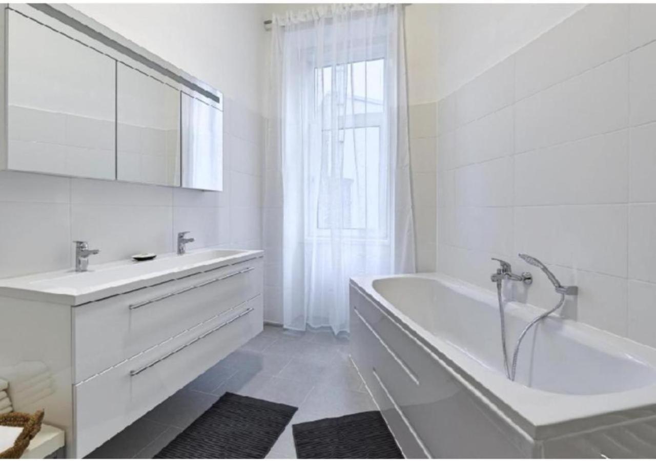 Appartamento Luxurious, 2 Min To Casino And Roemertherme Baden bei Wien Esterno foto