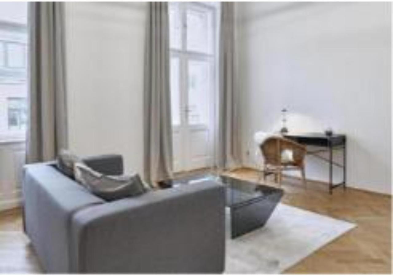 Appartamento Luxurious, 2 Min To Casino And Roemertherme Baden bei Wien Esterno foto