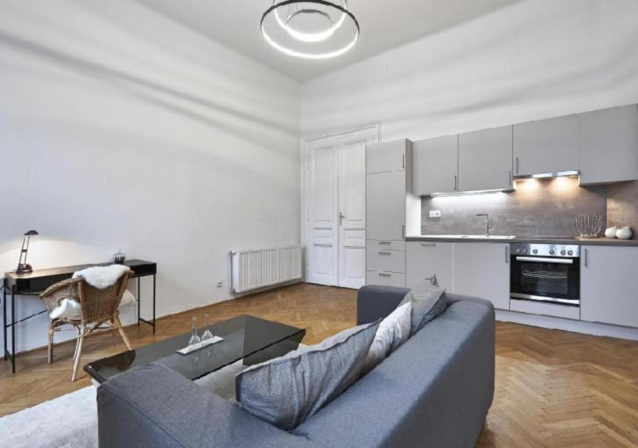 Appartamento Luxurious, 2 Min To Casino And Roemertherme Baden bei Wien Esterno foto