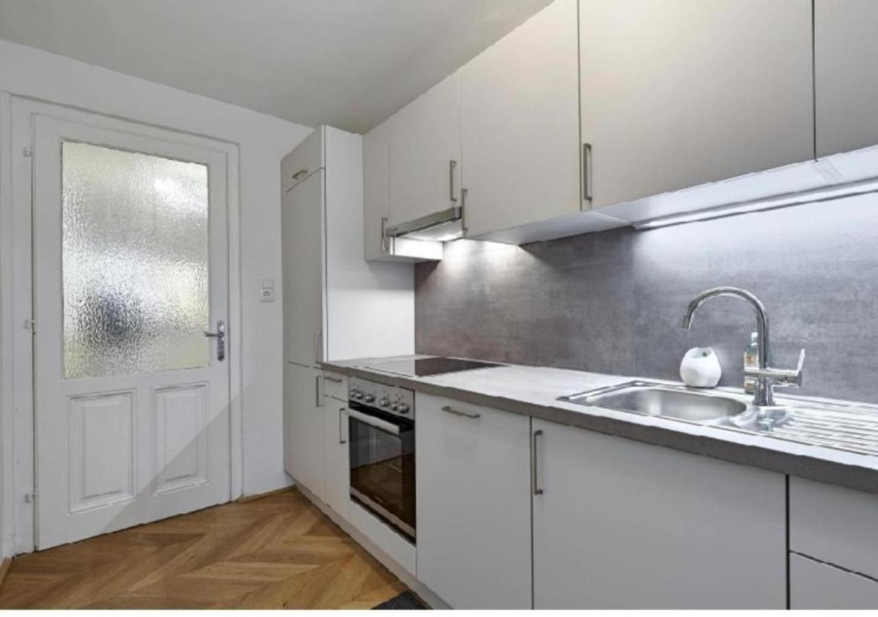 Appartamento Luxurious, 2 Min To Casino And Roemertherme Baden bei Wien Esterno foto