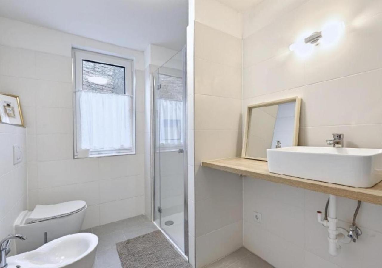 Appartamento Luxurious, 2 Min To Casino And Roemertherme Baden bei Wien Esterno foto