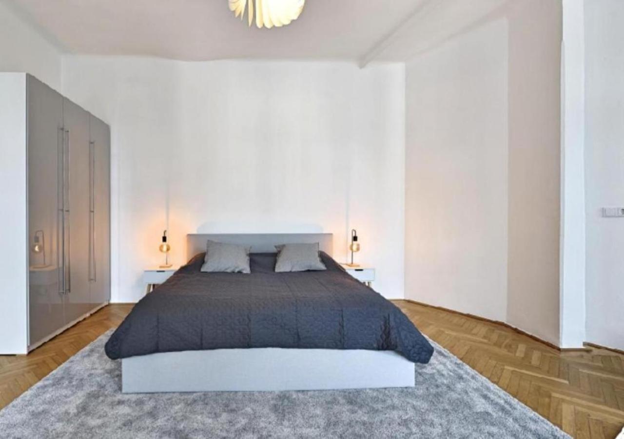 Appartamento Luxurious, 2 Min To Casino And Roemertherme Baden bei Wien Esterno foto