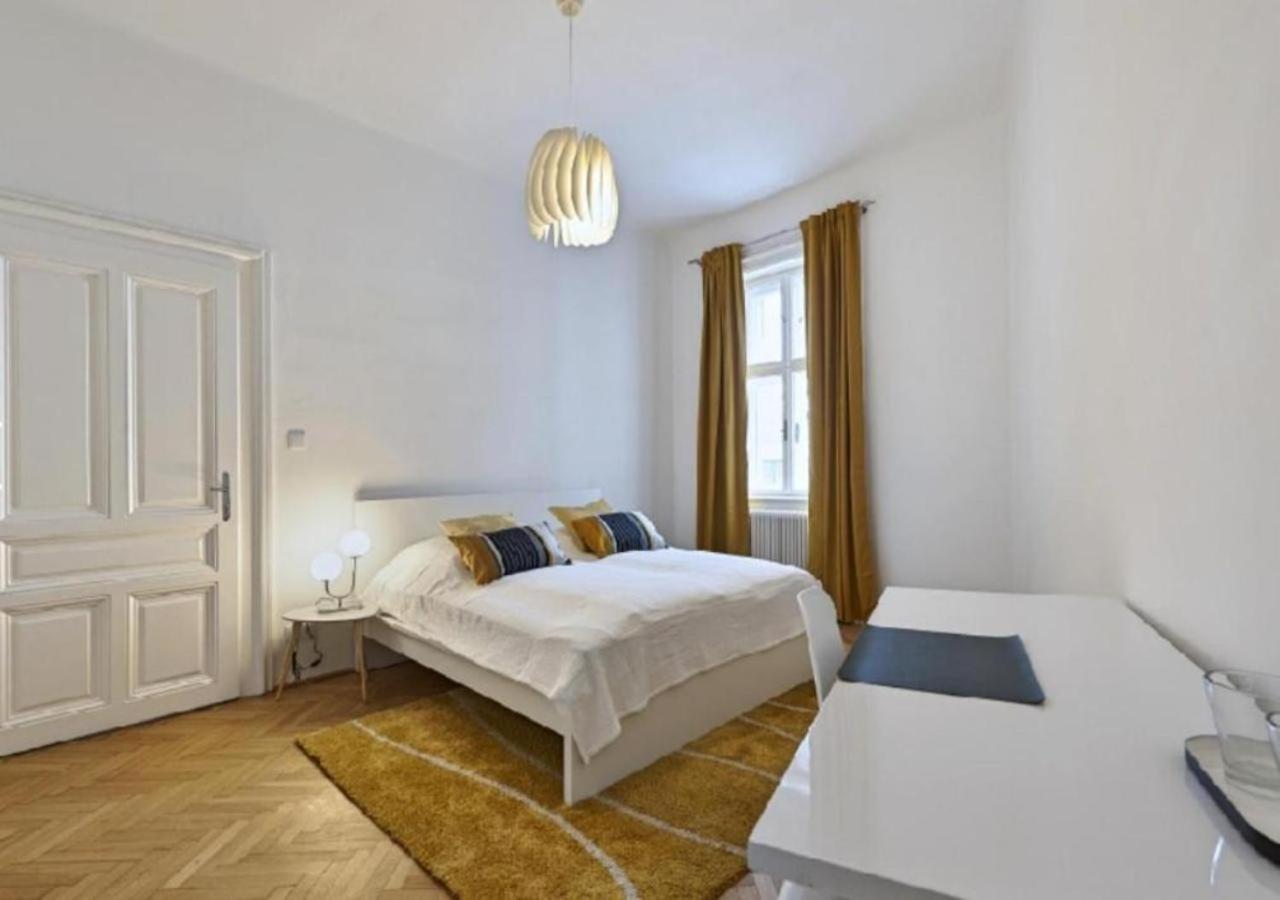 Appartamento Luxurious, 2 Min To Casino And Roemertherme Baden bei Wien Esterno foto