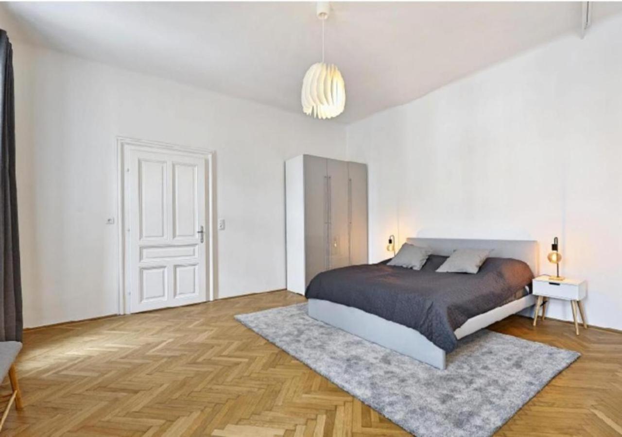 Appartamento Luxurious, 2 Min To Casino And Roemertherme Baden bei Wien Esterno foto