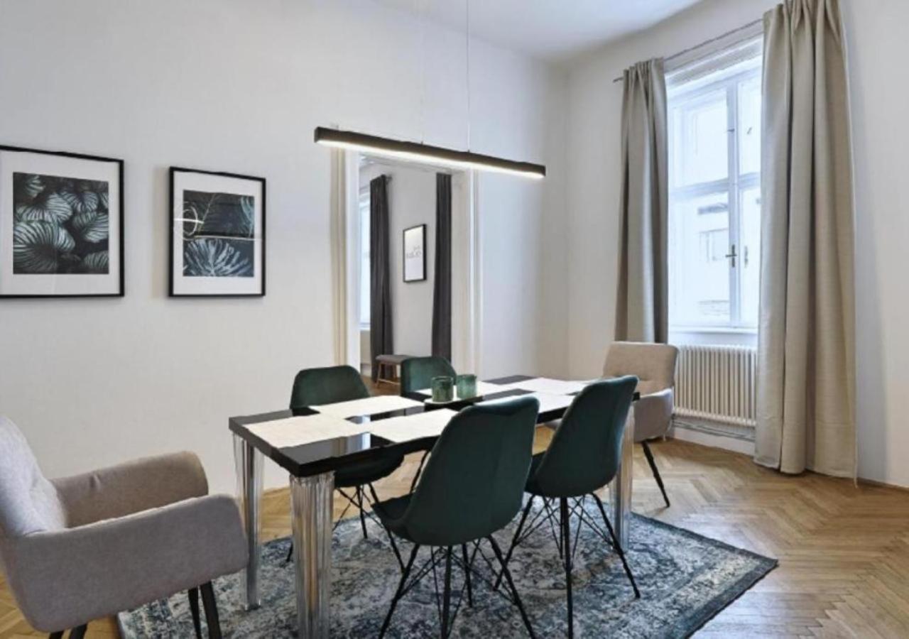 Appartamento Luxurious, 2 Min To Casino And Roemertherme Baden bei Wien Esterno foto