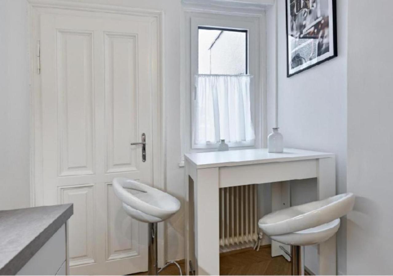 Appartamento Luxurious, 2 Min To Casino And Roemertherme Baden bei Wien Esterno foto